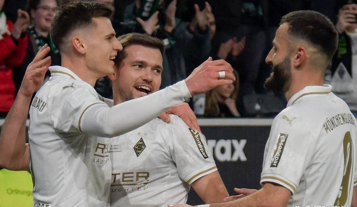 德甲最新积分战报：争冠悬念重燃，前两名仅差三分，多特蒙德紧咬拜仁身后